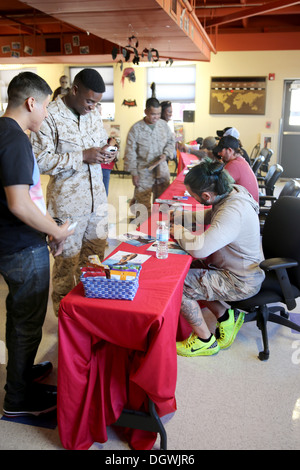 Rencontrez des Marines et recevoir des autographes de Impact wrestling stars, Jeff Hardy, A.J. Les styles, et l'Artilleur Brooke, à la grande évasion à bord du Marine Corps Air Station Miramar, Californie, le 18 octobre. Marines a également reçu des photos avec les stars et étaient en Banque D'Images