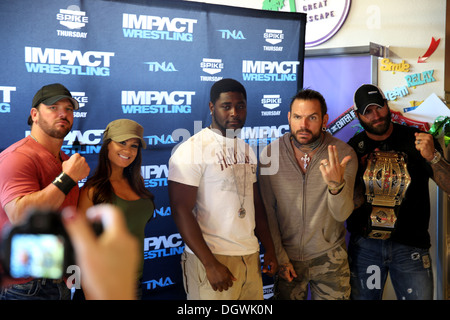 Le sergent à la retraite. Dwayne Collins, anciennement avec Marine Fighter Attack Squadron 232 et Deptford, N.J., indigène, prend une photo avec Impact wrestling stars, A.J. Styles, Jeff Hardy, Brooke, et l'artilleur, à la grande évasion à bord du Marine Corps Air Station Miramar Banque D'Images