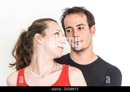 Couple à l'autre dans l'oeil, femme debout devant un homme et à revenir vers lui avec amour Banque D'Images