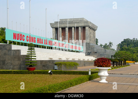 Mausolée de Ho Chi Minh avec une bannière, Hanoi, Vietnam, Asie Banque D'Images