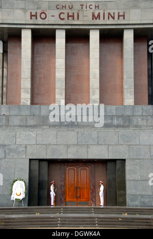 Portail d'entrée avec des gardes, le mausolée de Ho Chi Minh, Hanoi, Vietnam, Asie Banque D'Images