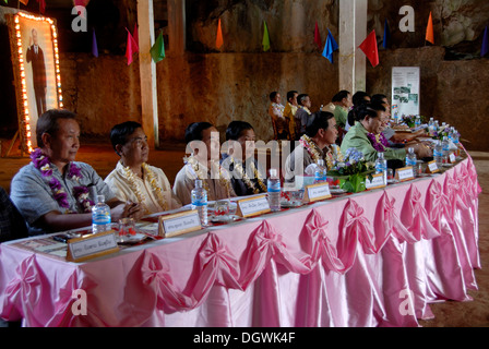 Cas du Parti communiste dans la grotte de Tham Lot chanté, Elephant Cave, longue table avec de nombreux délégués, Vieng Xai Banque D'Images