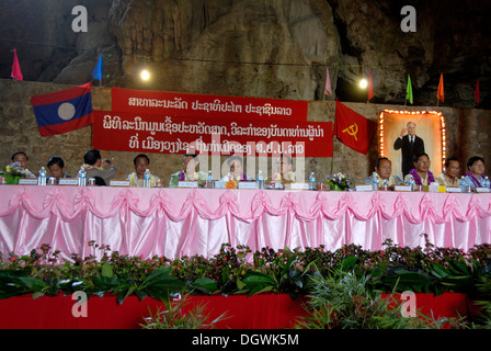 Cas du Parti communiste dans la grotte de Tham Lot chanté, Elephant Cave, longue table avec de nombreux délégués, portrait de l'ancien Premier Banque D'Images