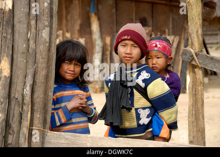 La pauvreté, les enfants dans un village Akha, groupe ethnique de l'Oma, Sala Abe, province de Phongsali, Laos, Asie du Sud, Asie Banque D'Images