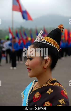 Festival, portrait, profil, belle jeune femme de l'ethnie Lao Loum, vêtements traditionnels, les cheveux en chignon Banque D'Images