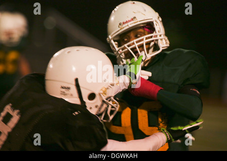 Le sergent Ricardo Ramirez, chef d'équipe, 3e Bataillon, 5e Régiment de Marines, éclaire d'un bloc lors d'un match de football ici, le 21 octobre Banque D'Images