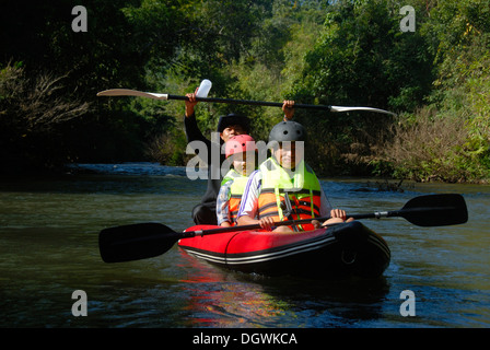 Kayak, les laotiens l'une balade en kayak sur la rivière Nam Ha, à Namkoy Interdiction, Nam Ha National Conservation Area, province de Luang Namtha Banque D'Images