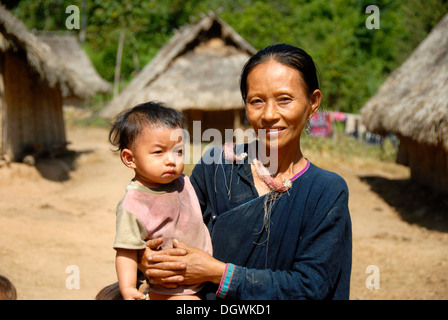 La pauvreté, portrait, la mère et l'enfant, femme de l'ethnie Lanten, village de Ban Nam Koy, Nam Ha Conservation Area Banque D'Images