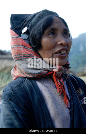 Portrait, femme de l'ethnie Akha Phixor, vêtements traditionnels teints à l'indigo, coiffe, chapeau avec pièces d'argent Banque D'Images