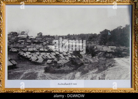 L'histoire, photo d'une photo encadrée, vieille image en noir et blanc de la ville de Phongsali 1920, Laos, Asie du Sud, Asie Banque D'Images