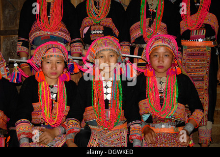 Photo de groupe des jeunes femmes du groupe ethnique akha Pala, traditionnelle robe noire brodée de couleurs vives, coiffe colorée Banque D'Images