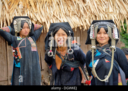 Photo de groupe, de rire des femmes du groupe ethnique akha Phixor, vêtements traditionnels teints à l'indigo Banque D'Images