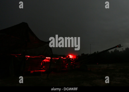 Les Marines américains avec l'Inde Batterie, 3e Bataillon, 10e de marine à préparer un feu high explosive de ronde un obusier M777 lors de l'opération Rolling Thunder à bord de Ft. Bragg, N.C., Oct 18, 2013. 10ème marines déployés à Ft. Bragg pour mener l'artillerie combin Banque D'Images