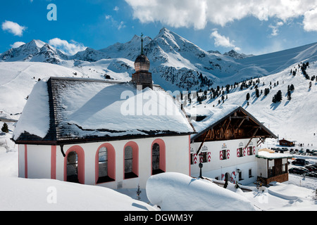 Pavillon de chasse et la chapelle, en face de l'Gaiskogl Pockkogl de montagnes, et Neunerkogl, hiver, neige, paysage Kühtai Banque D'Images