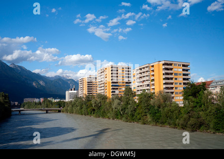 Appartement résidentiel bâtiments à côté de la rivière Inn, Innsbruck, Tyrol, Autriche Banque D'Images