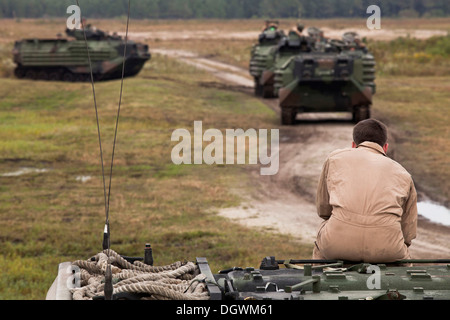 Les Marines américains avec la Compagnie Bravo, 2e bataillon amphibie assaut, Marine Division 2D effectuer des mouvements avec la taille du peloton AAV-7 Véhicules d'assaut amphibie de la formation de la zone d'atterrissage à bord Falcon Camp Lejeune, N.C. Oct 18, 2013. Marines avec la compagnie Bravo p Banque D'Images