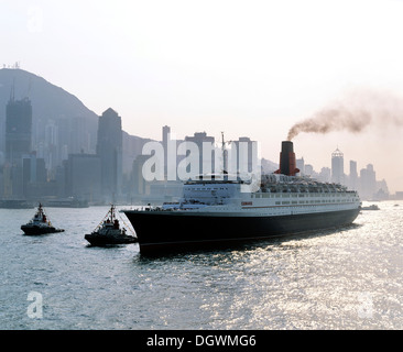 La reine Elizabeth 2 en face de la skyline de l'île Victoria, District Central, Hong Kong, Hong Kong Island, Hong Kong, Chine Banque D'Images