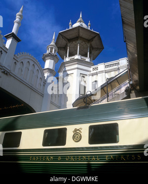 Tour de la gare de Kuala Lumpur construit dans l'architecture victorienne de style, 1911, avec un chariot de l'Est de l'Oriental Banque D'Images