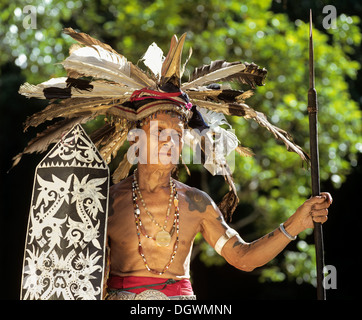 Chasseur de têtes du groupe ethnique de l'Iban de personnes avec une lance, Skrang River, Rajang, Sarawak, Bornéo, Malaisie Banque D'Images