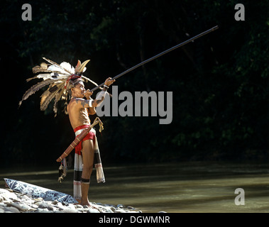 Chasseur de têtes du groupe ethnique de l'Iban de personnes avec un chalumeau, Skrang River, Rajang, Sarawak, Bornéo, Malaisie Banque D'Images