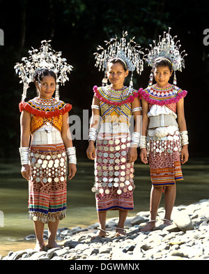 Les femmes du groupe ethnique de l'Iban gens portant des vêtements traditionnels, Skrang River, Rajang, Sarawak, Bornéo, Malaisie Banque D'Images