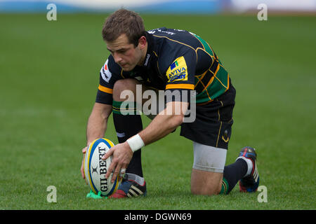 Northampton, Royaume-Uni. 26Th Oct 2013. Northampton l'ouvreur Stephen Myler met la balle avant de prendre une conversion. Action de la Aviva Premiership match entre Northampton Saints et Saracens joué à Franklin's Gardens, Northampton . Credit : Graham Wilson/Alamy Live News Banque D'Images