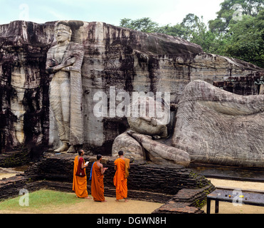 Bouddha couché, l'entrée au Nirvana, trois moines debout devant le Gal Vihara rock temple, Site du patrimoine mondial de l'UNESCO Banque D'Images