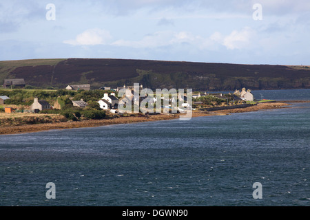 Des îles Orcades, en Écosse. Vue pittoresque du village de Herston donnant sur la baie d'Widewall Ronalssay Sud. Banque D'Images