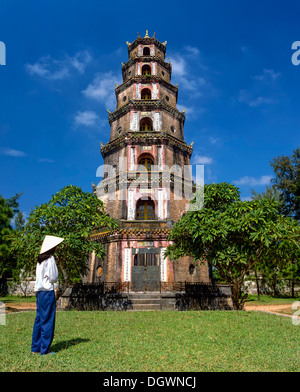 La pagode de Thien Mu, Pagode de Dame Céleste, femme debout en face des sept étages de la tour Phuoc Duyen, Hue Banque D'Images