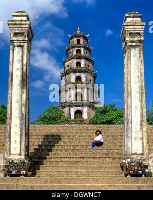 La pagode de Thien Mu, Pagode de Dame Céleste, sept étages Phuoc Duyen Tower, femme assise sur l'escalier, Hue, Provinz Thua Thien-Hue Banque D'Images