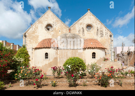 Église orthodoxe grecque avec deux nefs, vue arrière avec la roseraie, monument national de la crète dans la lutte pour l'indépendance Banque D'Images