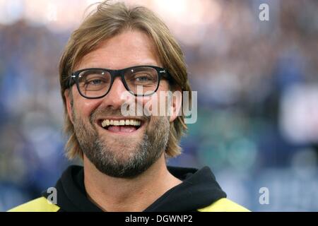 Gelsenkirchen, Allemagne. 26Th Oct, 2013. L'entraîneur-chef Dortmund JÜRGEN KLOPP avant la Bundesliga match de football entre le FC Schalke 04 et le Borussia Dortmund au Veltins Arena à Gelsenkirchen, Allemagne, 26 octobre 2013. Photo : Friso Gentsch/dpa/Alamy Live News Banque D'Images