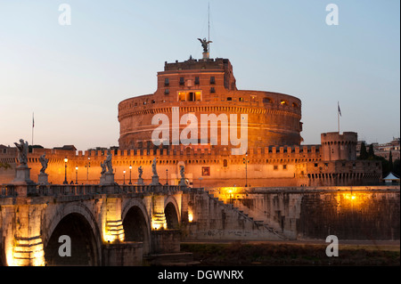 Ponte Sant'Angelo bridge et Castel Sant'Angelo château dans la lumière du soir, Rome, Latium, Italie, Europe du Sud, Europe Banque D'Images