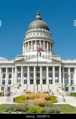Capitol, Cour suprême et le Parlement, le drapeau et le drapeau de l'état de l'Utah, la colline du Capitole, Salt Lake City, Utah Banque D'Images