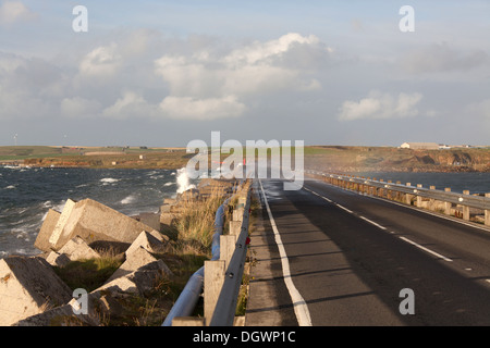 Des îles Orcades, en Écosse. Barrière Churchill Numéro 3 lors de mauvais temps, avec l'île de Lamb Holm en arrière-plan. Banque D'Images