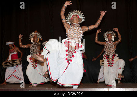 Des danseurs en costume traditionnel, les danseurs de Kandy, Kandy, Sri Lanka Banque D'Images