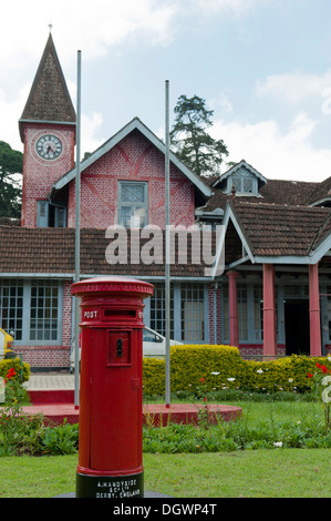 Old post office building, pilier rouge post box en brique rouge, de style victorien, l'héritage colonial britannique, Nuwara Eliya Banque D'Images