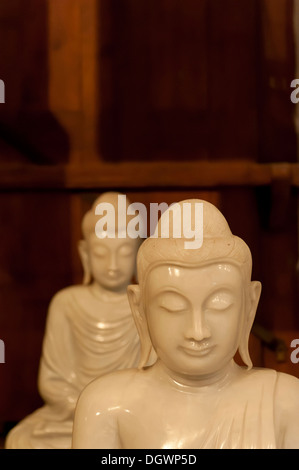 Deux petites statues de Bouddha, le Sri Dalada Maligawa temple ou Temple de la dent, Kandy, Sri Lanka, Hochland Zentrales Banque D'Images