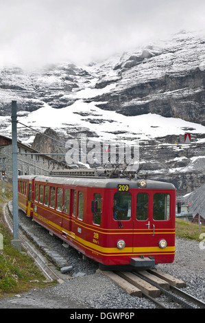 Cog Railway, chemin de fer de la Jungfrau en dessous de la face nord de l'Eiger, Kleine Scheidegg, Grindelwald, Oberland Bernois, Berner Alpen Banque D'Images