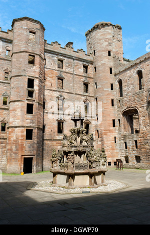 Ruines du château, le Palais de Linlithgow, la cour, la vieille fontaine, Linlithgow, West Lothian, Scotland, United Kingdom Banque D'Images