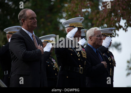 Maire Sammy Phillips, gauche, Maire de Jacksonville, Corps des Marines des États-Unis Le général James F. Amos, Centre, 35e commandant de la Marine Corps (centre) et le colonel à la retraite Tim Geraghty, droite, auteur de "La paix en guerre, Beyrouth 1983, des militaires durant la 30e Beyrouth Banque D'Images