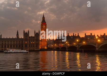 Big Ben, Westminster Palace, le Parlement, au crépuscule, Site du patrimoine mondial de l'UNESCO, le pont de Westminster, Londres, Angleterre Banque D'Images