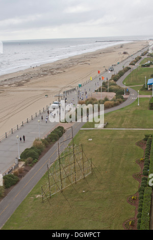 Vue aérienne de la côte de Virginia Beach et de personnes à pied de la promenade en bord de mer sur un jour nuageux Banque D'Images