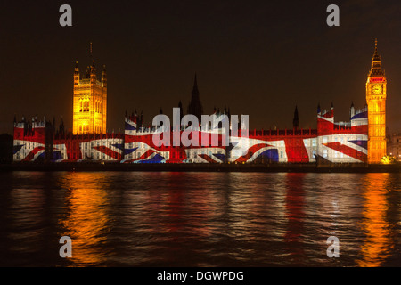 Drapeau britannique Union Jack, projection sur la façade, les chambres du Parlement, Big Ben, Jeux Olympiques 2012, site du patrimoine mondial de l'UNESCO Banque D'Images