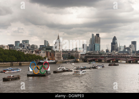 Anneaux olympiques sur la Tamise, vue de Waterloo Bridge, la Cathédrale St Paul, Skyline, du quartier financier, Londres, Angleterre Banque D'Images