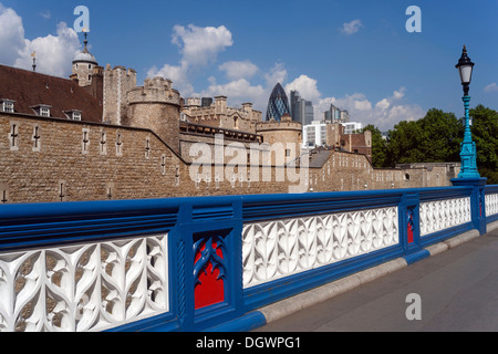 Tour de Londres, balustrade avec une lanterne en face de la tour Swiss Re, le Gherkin, Londres, Angleterre, Royaume-Uni, Europe Banque D'Images