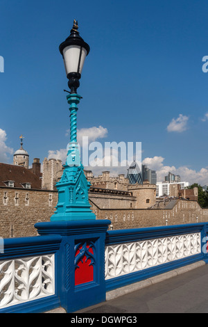 Tour de Londres, balustrade avec une lanterne en face de la tour Swiss Re, le Gherkin, Londres, Angleterre, Royaume-Uni, Europe Banque D'Images