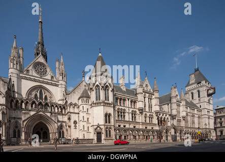 Façade de la Royal Courts of Justice, Cour suprême, dans Fleet Street, Londres, Angleterre, Royaume-Uni, Europe Banque D'Images