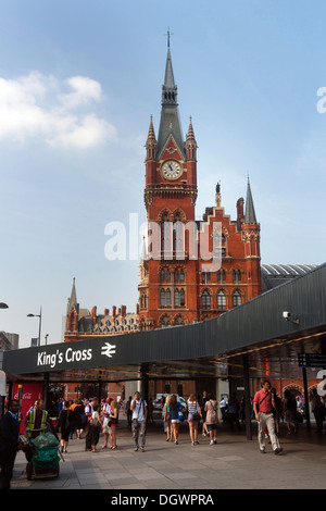 St Pancras station néo-gothique avec tour de l'horloge, la station de métro de King's Cross, Londres, Angleterre, Royaume-Uni, Europe Banque D'Images