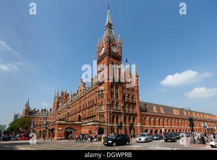 St Pancras station néo-gothique avec tour de l'horloge, King's Cross, Londres, Angleterre, Royaume-Uni, Europe Banque D'Images